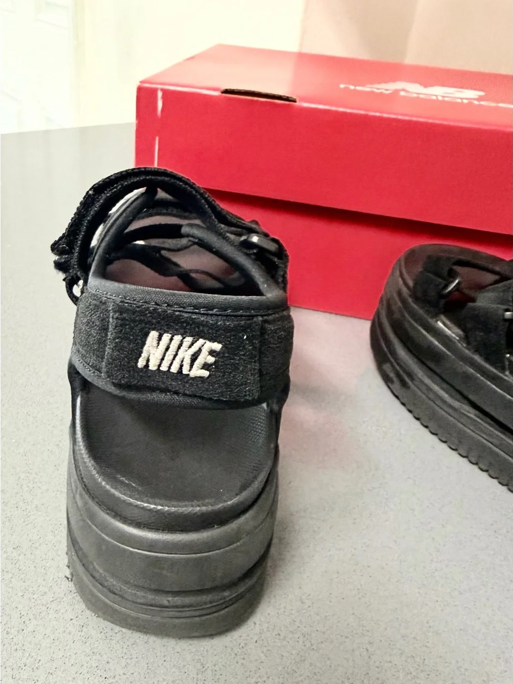 Nike Women's Icon Classic SE Sandal in black chunky platform size us 8